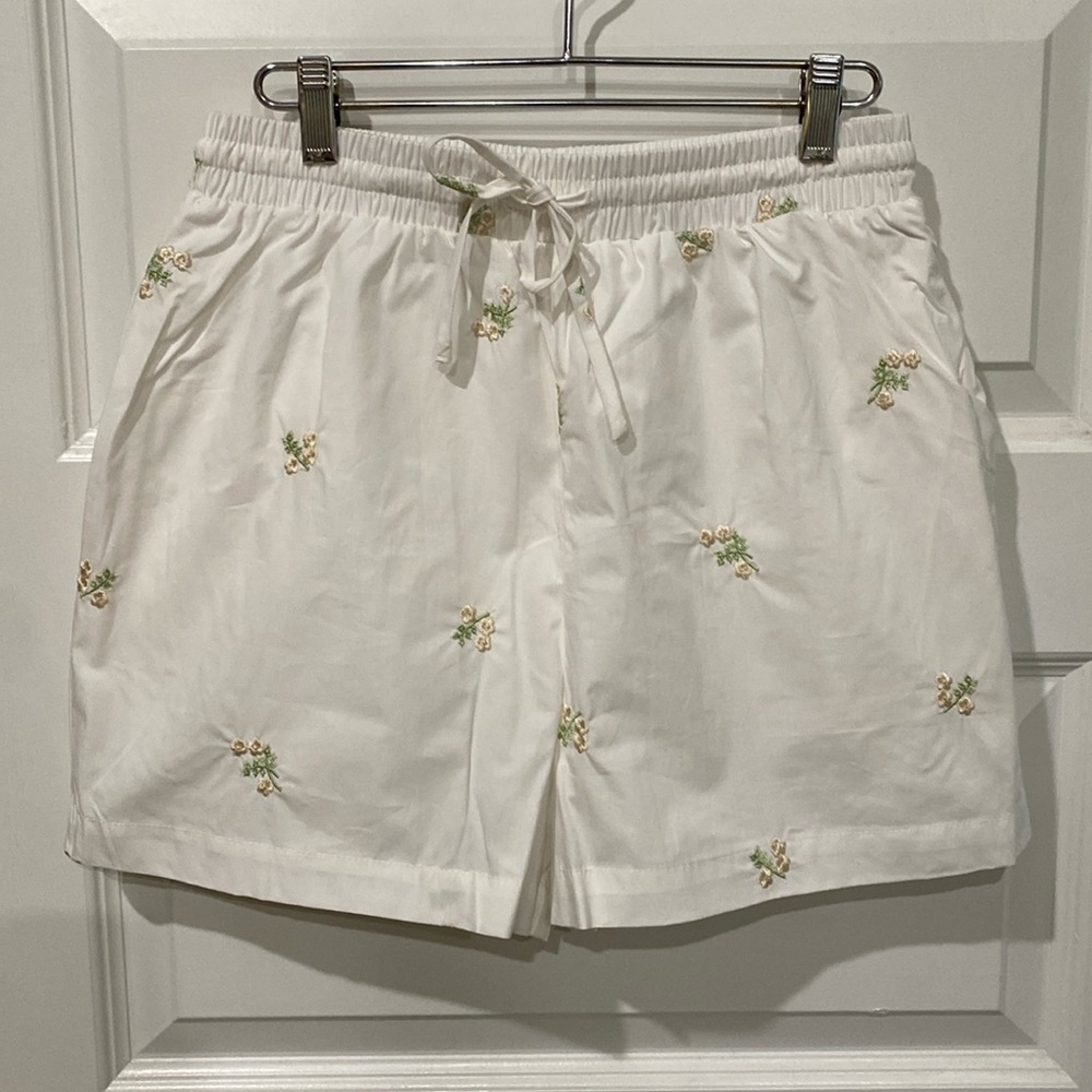 Moodie Floral Embroidered Shorts NWT